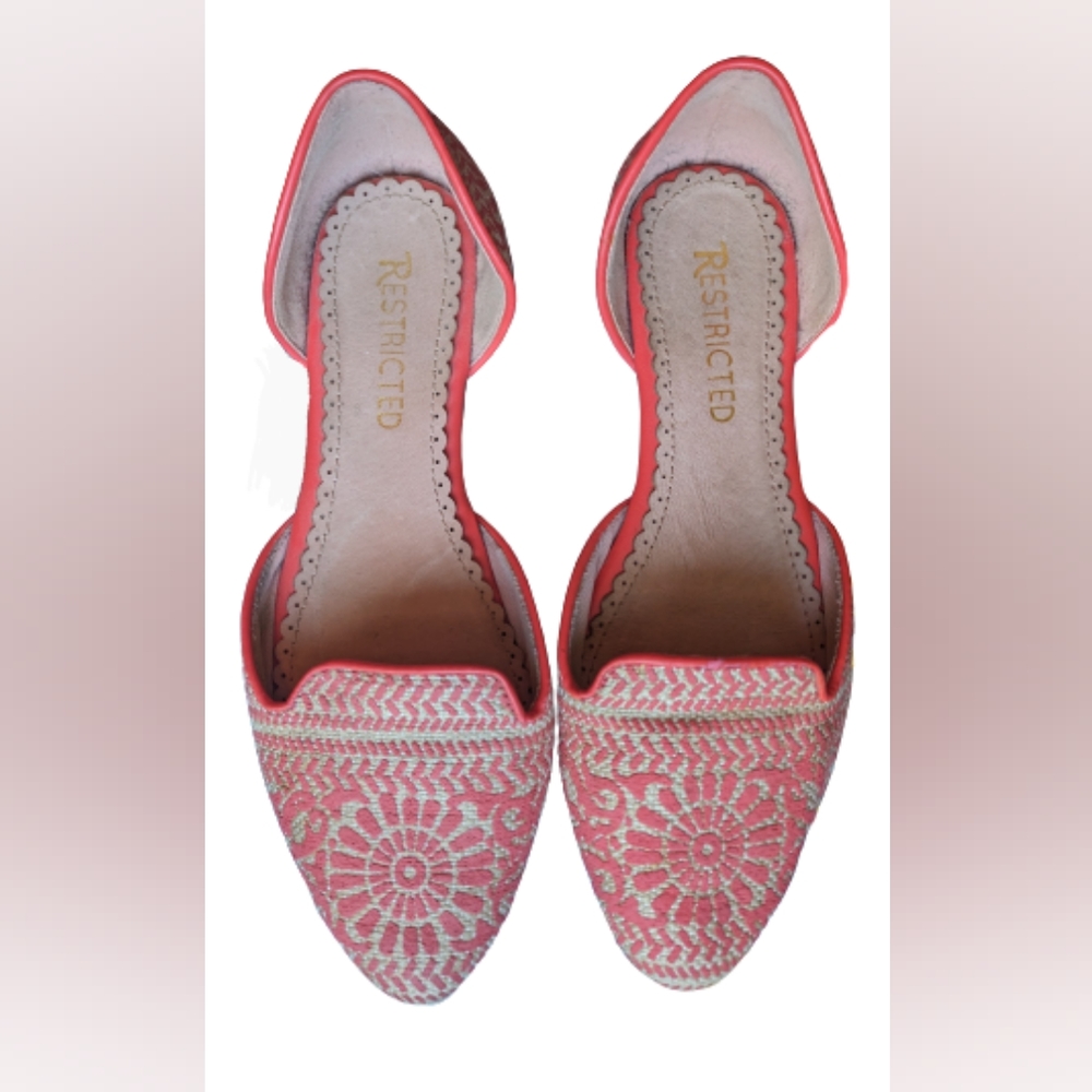 EUC RESTRICTED Glory red/orange boho design on tan fabric covered almond toe,